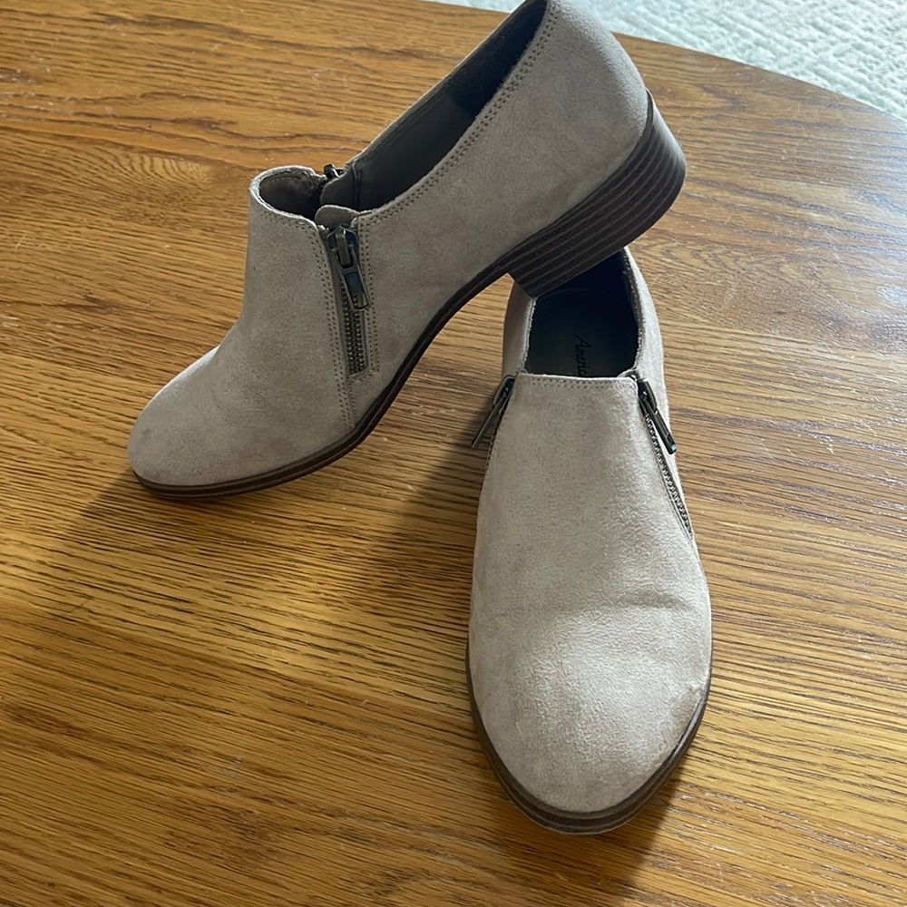 American Eagle Zipper Ankle Booties (Tan)
